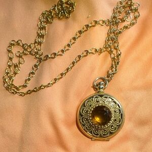 Elegant Gold Pendant Necklace